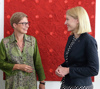 LH-Stellvertreterin Christine Haberlander im Gespräch mit Elgin Drda (li.), Vizerektorin für Medizin der Johannes Kepler Universität Linz.