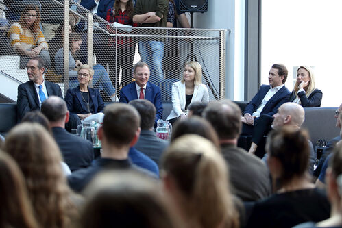 Diskussionsrunde an der HTL1 Bau und Design mit BM Heinz Faßmann, WKO-Präs.in Doris Hummer, LH Thomas Stelzer, LH-Stv.in Christine Haberlander, BK Sebastian Kurz und BM.in Juliane Bogner-Strauß.