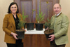 BMin Elisabeth Köstinger und LR Max Hiegelsberger präsentieren das Forstpaket 