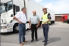 Landesrat Mag. Günther Steinkellner, Stadtrat Albert Wituschek und Chefinspektor Johann Dieplinger in Polizeiuniform vor einem LKW im Gespräch