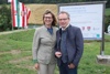 Bundesministerin Maria Patek und Landesrat Wolfgang Klinger vor der Infotafel zum Hochwasserschutz Gebersdorferbach