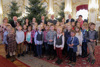 Schülerinnen und Schüler der Volksschule Pennewang mit Landeshauptmann Thomas Stelzer, Bundespräsident Alexander van der Bellen und Gattin Doris Schmidauer sowie Bürgermeister Franz Waldenberger