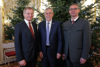 Landeshauptmann Thomas Stelzer, Bundespräsident Alexander van der Bellen und der Bürgermeister von Pennewang Franz Waldenberger bei der feierlichen Übergabe in der Hofburg in Wien