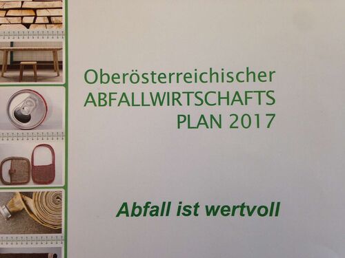 „Oberösterreichischer Abfallwirtschaftsplan 2017 – Abfall ist wertvoll“ in grüner Schrift neben Fotos mit verschiedenen Gegenständen