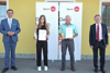 Landesrat Markus Achleitner,  Johanna Plank und  Gerhard Reizelsdorfer, beide mit Urkunde und Preis in Händen, sowie Franz Schiefermair, stehen vor zwei Rollplakaten mit Aufschrift Sport Oberösterreich