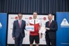 Landesrat Markus Achleitner, Bernhard Reitshammer und Landeshauptmann Mag. Thomas Stelzer stehen nebeneinander vor einer Werbewand mit Beschriftung Sport Oberösterreich, Olympiazentrum Oberösterreich