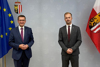 Landesrat Markus Achleitner mit Markus Brandstetter, im Hintergrund Oberösterreich- und EU-Fahne