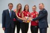 Wirtschafts- und Sport-Landesrat Markus Achleitner, Andrea Duvjnak, Saskia Trathnigg, Lisa-Marie Hager und Landeshauptmann Mag. Thomas Stelzer stehen neben einander; gemeinsam halten sie einen Volleyball in ihren Händen. 