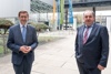 Wirtschafts- und Energie-Landesrat Markus Achleitner und LINZ AG-Generaldirektor DI Erich Haider stehen vor dem Kundenzentrum der Linz AG