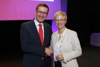 V.l.: Wirtschafts-Landesrat Markus Achleitner gratuliert Präsidentin Doris Hummer zum Sieg bei der der Wirtschaftskammer-Wahl in Oberösterreich.