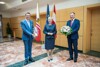 Als Gratulanten zur einstimmigen Wiederwahl als Präsidentin der Wirtschaftskammer OÖ stellten sich bei Mag.a Doris Hummer Wirtschafts-Landesrat Markus Achleitner (l.) und Landeshauptmann Mag. Thomas Stelzer (r.) ein.