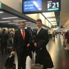 v.l.: Wirtschafts- und Europa-Landesrat Markus Achleitner mit dem Schüler Daniel Mandl aus Sarleinsbach kurz vor dem gemeinsamen Abflug nach Brüssel