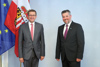 Landesrat Markus Achleitner mit Dr. Gerald Murauer, im Hintergrund Oberösterreich- und EU-Fahne