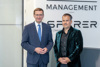 V.l.: Wirtschafts-Landesrat Markus Achleitner steht im Bild neben Alexander Ober, dem Eigentümer und Geschäftsführer der Sperer Group in Wels.