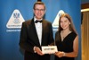 Wirtschafts- und Sport-Landesrat Markus Achleitner verabschiedete Stefanie Pesendorfer aus Marchtrenk mit den besten Glückwünschen und einem kleinen Geschenk zu den Europäischen Olympischen Jugend-Winterspielen in Sarajevo.