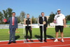 Landesrat Markus Achleitner,  Verena Preiner, Landeshauptmann Mag. Thomas Stelzer und Lukas Weißhaidinger auf einer Laufbahn, im Hintergrund Sportrasen