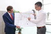 v.l.: Wirtschafts-Landesrat Markus Achleitner und David Reiter von der Initiative „In Raab dahoam“ mit den Plänen für das Nahversorger-Projekt im Ortszentrum von Raab