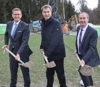 Landesrat Markus Achleitner, Ministerpräsident Markus Söder und Minister Hubert Aiwanger stehen nebeneinander auf einem Acker, jeder hält einen Spaten mit Erde in Händen