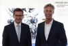 v.l.: Wirtschafts-Landesrat Markus Achleitner mit Christoph Schröder, Geschäftsführer BMW Group Werk Steyr