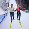 v.l.: Wirtschafts- und Sport-Landesrat Markus Achleitner mit ÖSV-Skispringerin Jacqueline Seifriedsberger beim „Telemark“.