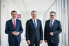 v.l.: Wirtschafts- und Forschungs-Landesrat Markus Achleitner, Landeshauptmann Mag. Thomas Stelzer und DI (FH) Christian Ganser (Standortleiter Bosch Linz).