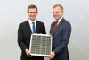 V.l.: Wirtschafts- und Energie-Landesrat Markus Achleitner und Landeshauptmann Mag. Thomas Stelzer mit einem Solarpaneel
