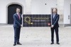 Landesrat Markus Achleitner und Landeshauptmann Mag. Thomas Stelzer halten ein Photovoltaik-Paneel mit einem Sonnen- und Kabelsymbol und der Aufschrift OÖ. Photovoltaik, Strategie 2030