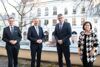 LR Markus Achleitner, LH Mag. Thomas Stelzer, Rupert Schiefer, LRin Birgit Gerstorfer nebeneinander stehend, dahinter Bäume und ein Gebäude der Promenade in Linz.