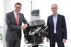 Wirtschafts- und Energie-Landesrat Markus Achleitner mit Dr. Alexander Susanek, Geschäftsführer des BMW Group Werks Steyr; zwischen den beiden ist ein BMW-Motor positioniert 