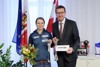 Wirtschafts- und Sport-Landesrat Markus Achleitner gratulierte WM-Medaillen-Gewinnerin Tina Unterberger bei einem kleinen Empfang zur großartigen Leistung bei der Naturbahn-Rodel-WM in Südtirol und überreichte ihr Blumen und ein Geschenk