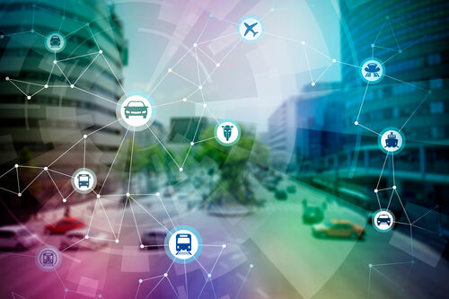 Icons von sich vernetzenden Verkehrsmitteln wie Bus, Bahn, Auto, Flugzeug und Schiff vor dem Hintergrund einer pulsierenden Stadt.