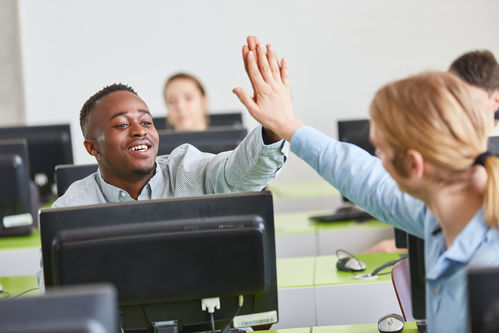 Menschen in einem Schulungsraum mit Computern