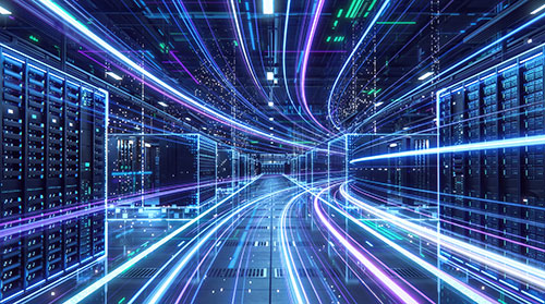 Digitale Datenautobahn: Ein futuristischer Gang in einem Datencenter leuchtet in blauen und violetten Lichtstreifen, die den Informationsfluss und Hochgeschwindigkeitsverbindungen symbolisieren.