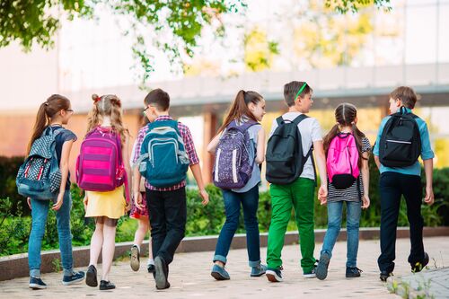 Mehrere Kinder auf dem Weg zur Schule