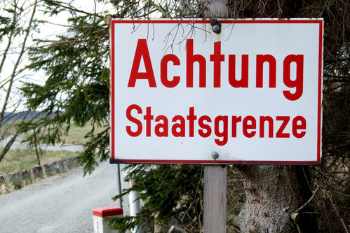 Schild mit Aufschrift Achtung Staatsgrenze 