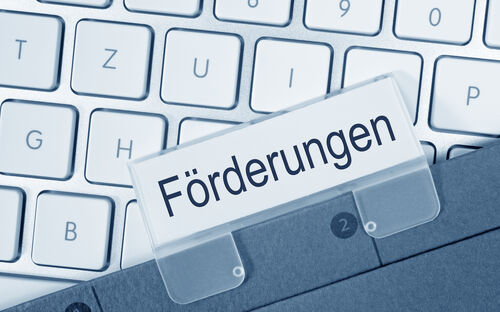 auf einer PC-Tastatur ist das Wort „Förderungen“ zu lesen