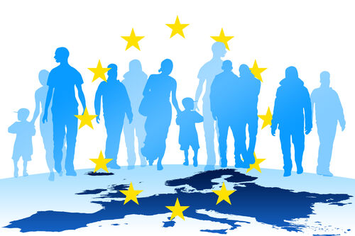 Schattenbilder von Menschen verschiedenen Alters, stilisierte Karte von Europa, zwölf Sterne im Kreis als Symbol für die Europäische Union