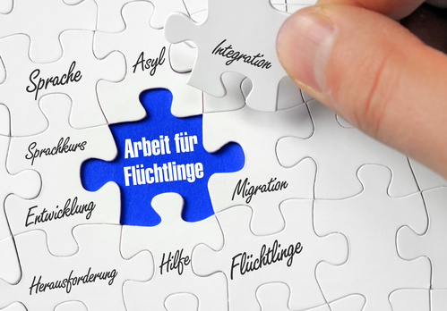 Puzzleteile lassen den Satz Arbeit für Flüchtlinge frei