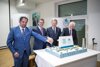 Eine Torte zum 30 Jahr-Jubiläum des Softwareparks Hagenberg (SWPH) – v.l.: Dr. Michael Affenzeller, Wissenschaftlicher Leiter des SWPH, Wirtschafts- und Forschungs-Landesrat Markus Achleitner, Landeshauptmann Mag. Thomas Stelzer, Prof. Dr. Bruno Buchberger, Initiator des SWPH