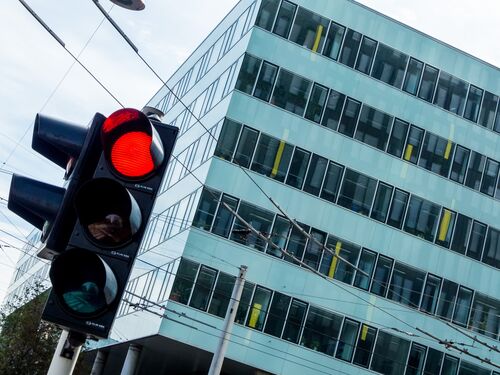 Eine Ampel steht auf Rot