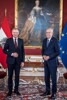 Landeshauptmann Thomas Stelzer und Bundespräsident Alexander Van der Bellen stehen nebeneinander vor einem Gemälde, auf dem Kaiserin Maria Theresia abgebildet ist, daneben Österreich- und EU-Fahne