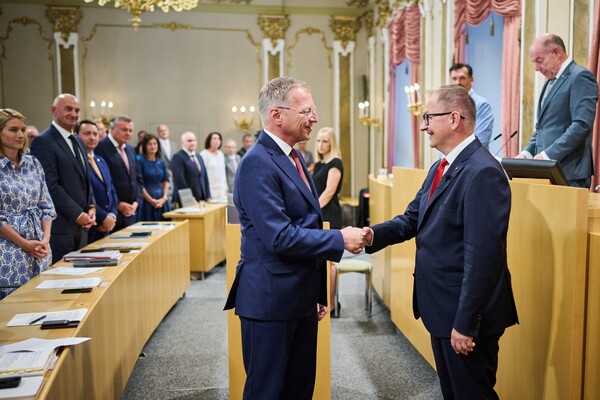 Landeshauptmann Thomas Stelzer gratuliert dem neuen Landesrat Martin Winkler.