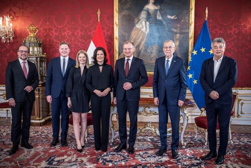 Bundeskanzler Alexander Schallenberg, Lukas, Lena, Bettina und Landeshauptmann Thomas Stelzer, Bundespräsident Alexander Van der Bellen und Vizekanzler Werner Kogler, stehend im Zeremonienzimmer der Wiener Präsidentschaftskanzlei.