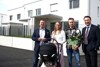 Ansfeldens Bürgermeister Christian Partoll, Familie Winkler und LH-Stv. Manfred Haimbuchner stehen vor einem Reihenhaus. Davor steht ein Kinderwagen, Herr Winkler hält einen Blumentopf.