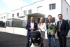 Ansfeldens Bürgermeister Christian Partoll, Familie Winkler und LH-Stv. Manfred Haimbuchner stehen vor einem Reihenhaus. Davor steht ein Kinderwagen, Herr Winkler hält einen Blumentopf.