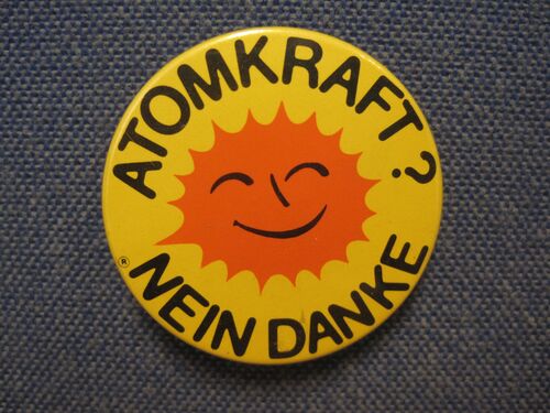 Antiatomplakette mit einer Sonne und den Worten Atomkraft nein danke
