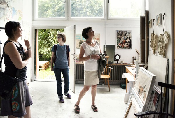 Besucherinnen in einem Atelier beim Betrachten der Kunstwerke