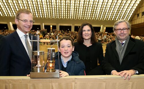 LH Thomas Stelzer, Friedenslichtkind Tobias Flachner, Bettina Stelzer-Wögerer und ORF-Generaldirektor Alexander Wrabetz mit dem ORF-Friedenslicht vor der Generalaudienz bei Papst Franziskus.