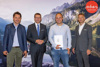 v.l.: Andreas Winkelhofer (Geschäftsführer Oberösterreich Tourismus), Wirtschafts- und Tourismus-Landesrat Markus Achleitner, Florian Aigner (From Zero to Hero Adventure Camping) und Werner Pamminger (Geschäftsführer Business Upper Austria) stehen vor einer Plakatwand des OÖ Tourismus nebeneinander, Aigner hält eine Auszeichnung mit dem Landeswappen in Händen.