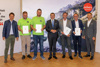 v.l.: Andreas Winkelhofer (Geschäftsführer Oberösterreich Tourismus), Thomas Fellinger (Dorfladenbox), Patrick Schoyswohl (Dorfladenbox), Wirtschafts- und Tourismus-Landesrat Markus Achleitner, Hannes Kriegner (Check-in Jack), Willi Sickinger (Check-in Jack) und Werner Pamminger (Geschäftsführer Business Upper Austria) stehen vor einer Plakatwand des OÖ Tourismus nebeneinander. Fellinger, Schoyswohl, Kriegner und Sickinger halten eine Auszeichnung mit dem Landeswappen in Händen. 